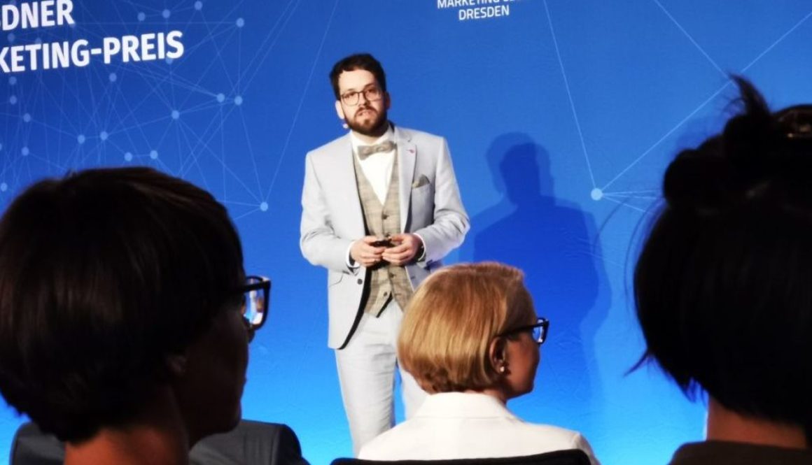 Robert-Boehme-praesentiert-Pirnas-Einkaufskampagne-beim-Dresdner-Marketing-Preis-2020_Foto-Marleen-Heimert-1024x768-1024x585 Robert-Boehme-praesentiert-Pirnas-Einkaufskampagne-beim-Dresdner-Marketing-Preis-2020_Foto-Marleen-Heimert-1024x768-1024x585